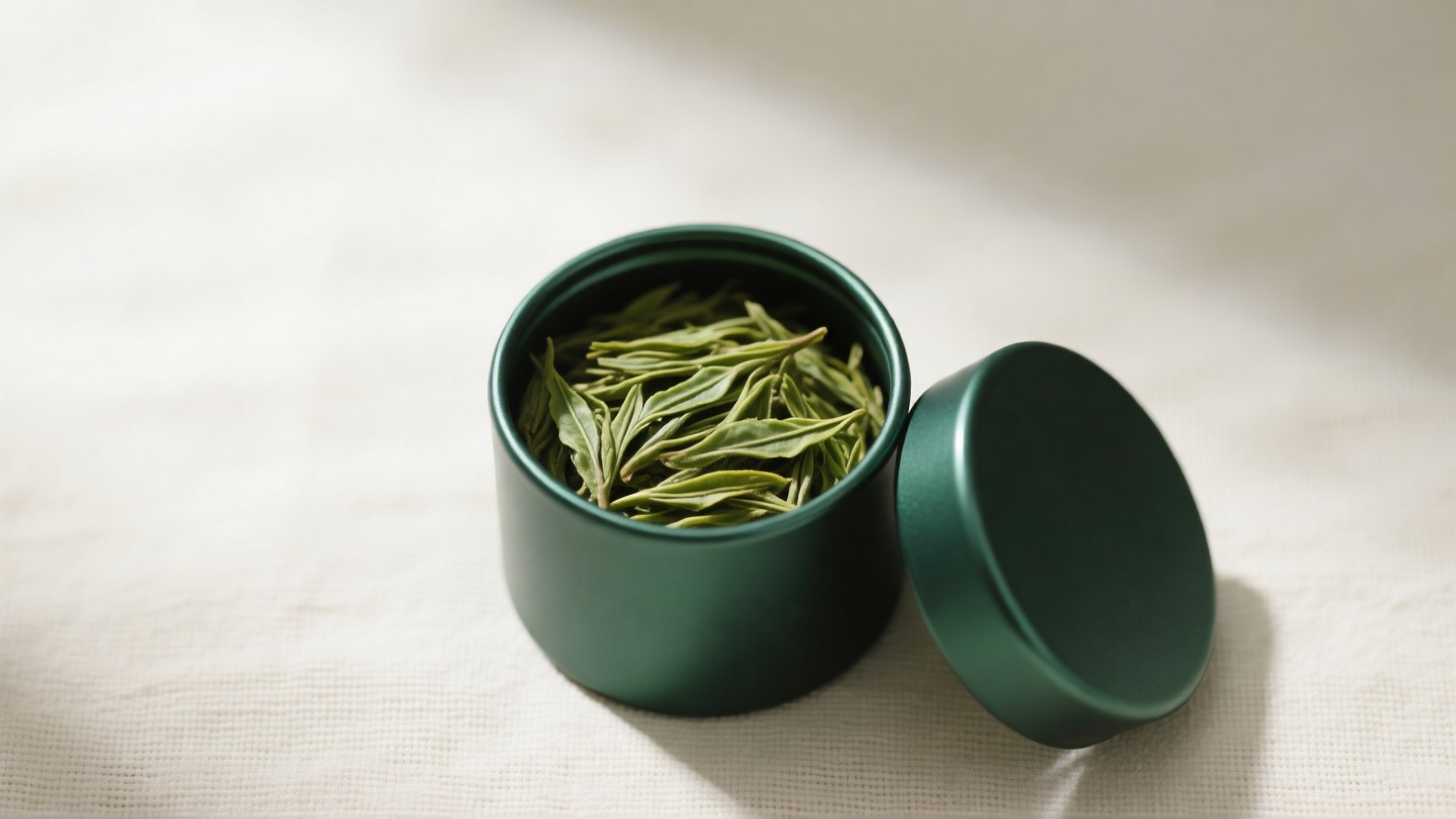罐中高山绿茶干茶俯拍（AI示意图）